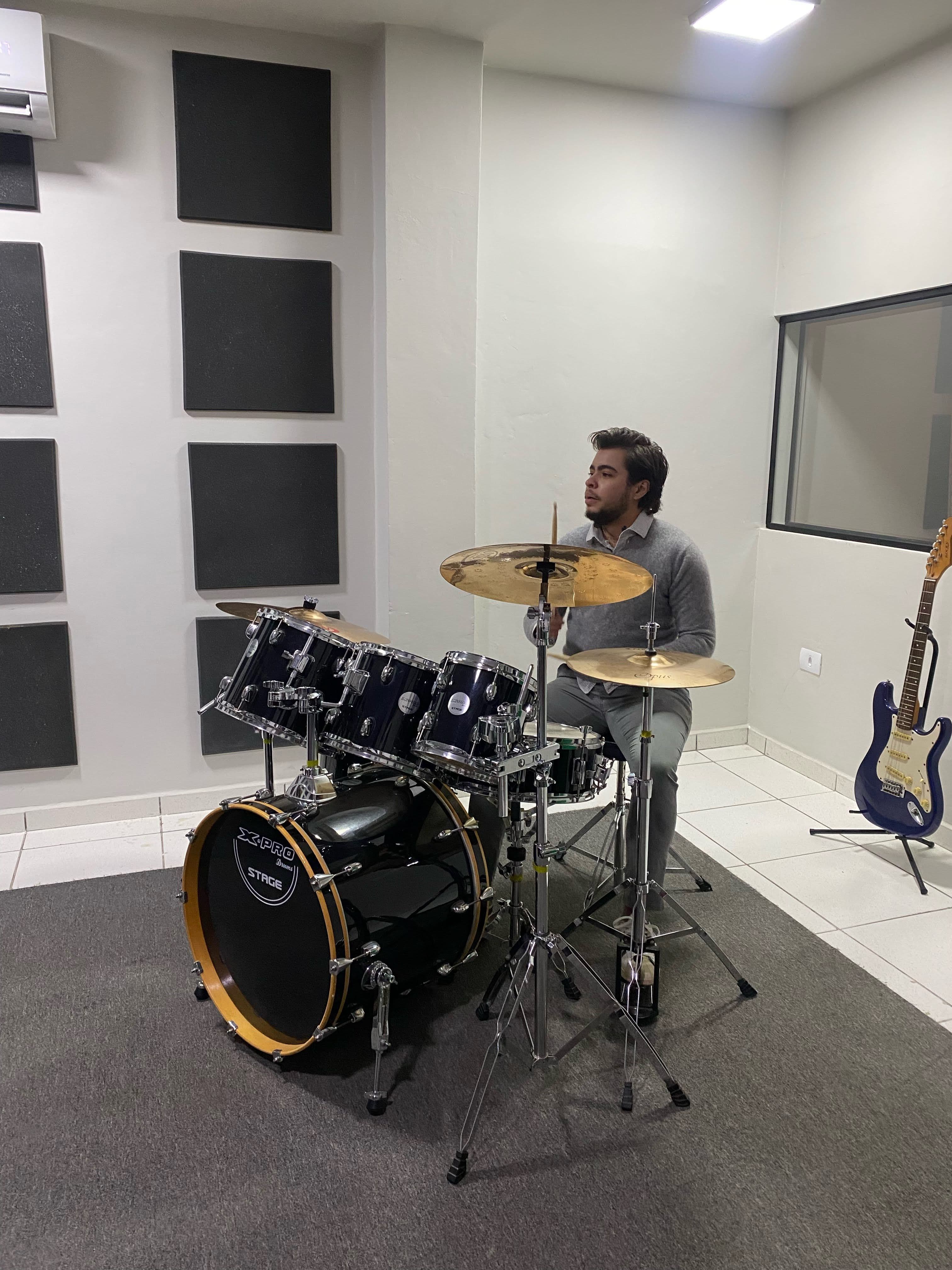 Foto do professor de bateria tocando
