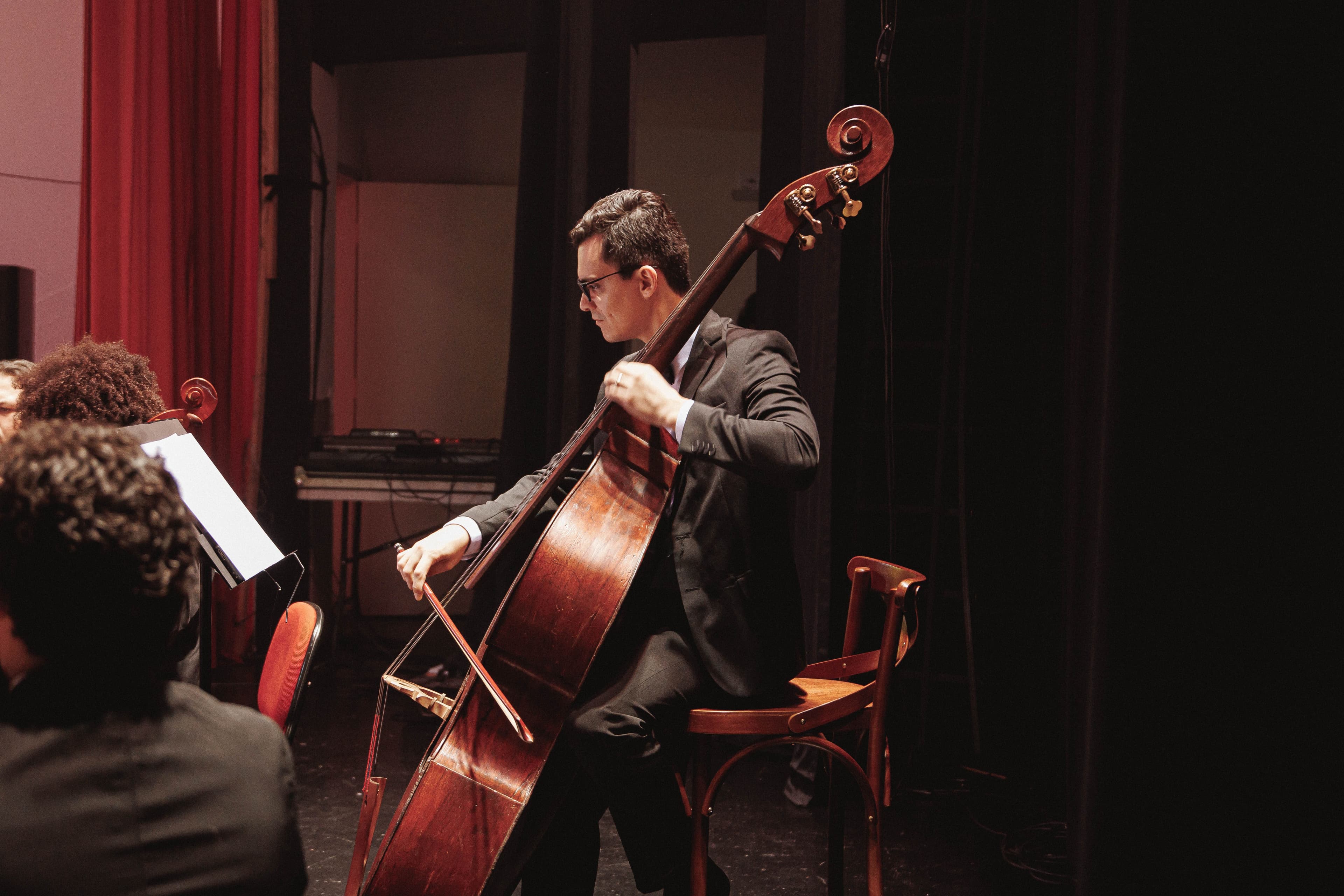 Professor Douglas Lemes tocando seu contrabaixo