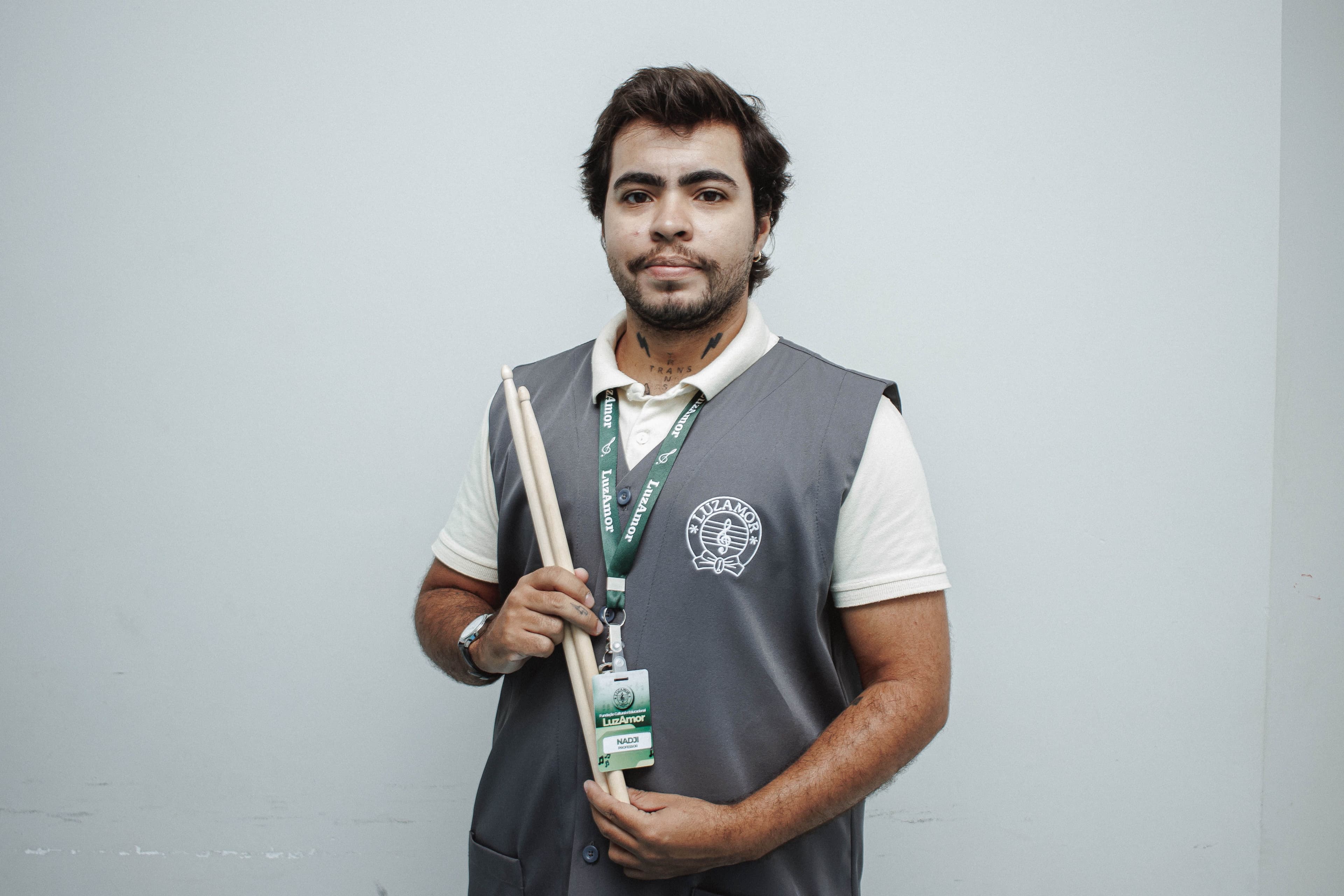 Foto do Nadji Ayel com as baquetas